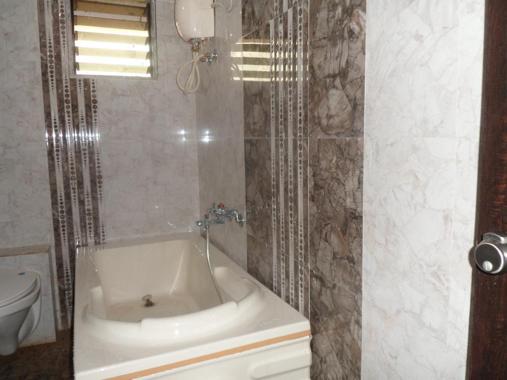 Hotel Canada Palace Batwa Phòng bức ảnh