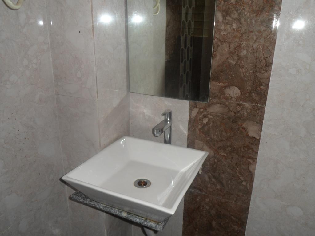 Hotel Canada Palace Batwa Ngoại thất bức ảnh