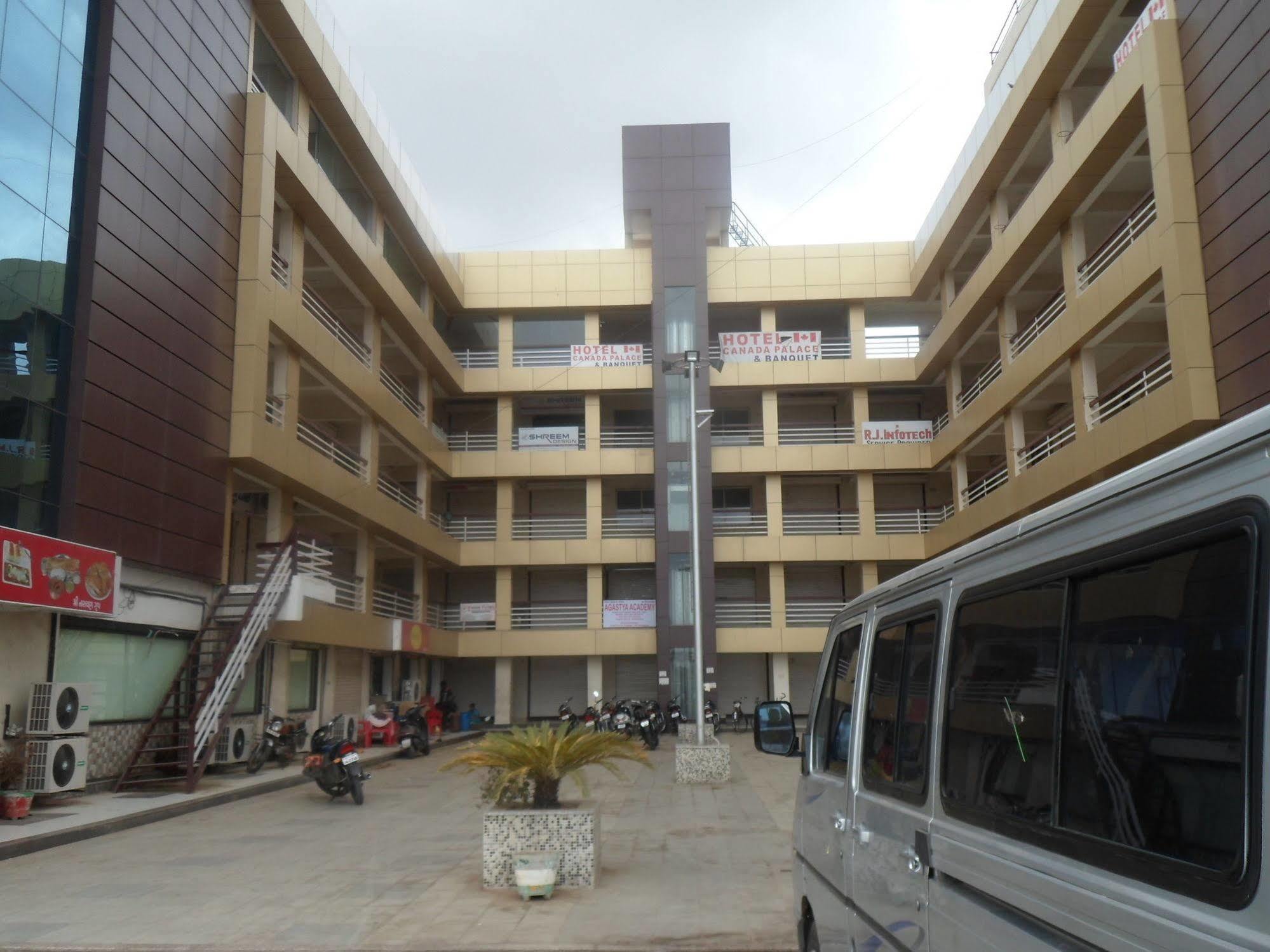 Hotel Canada Palace Batwa Ngoại thất bức ảnh