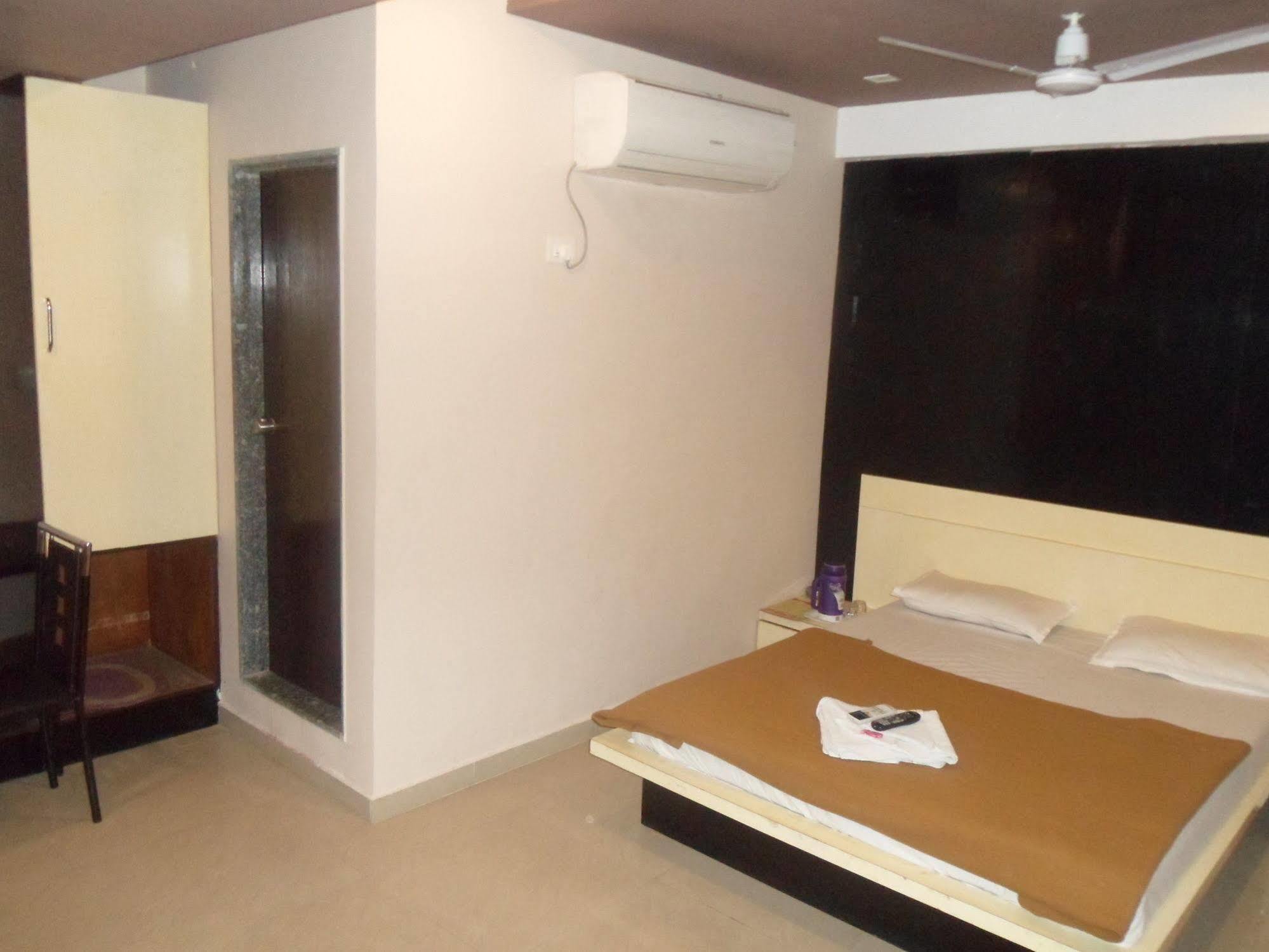 Hotel Canada Palace Batwa Ngoại thất bức ảnh
