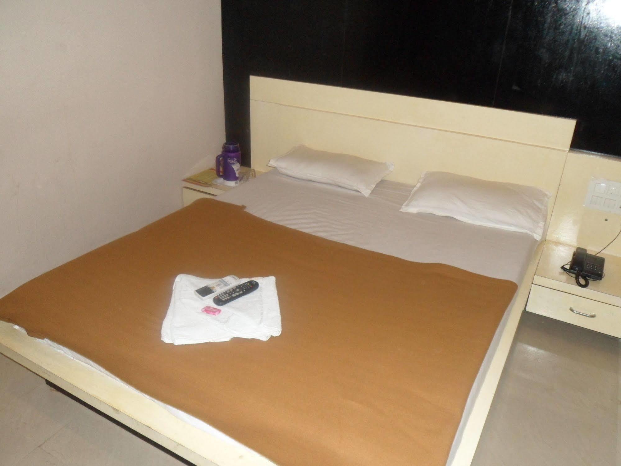 Hotel Canada Palace Batwa Ngoại thất bức ảnh