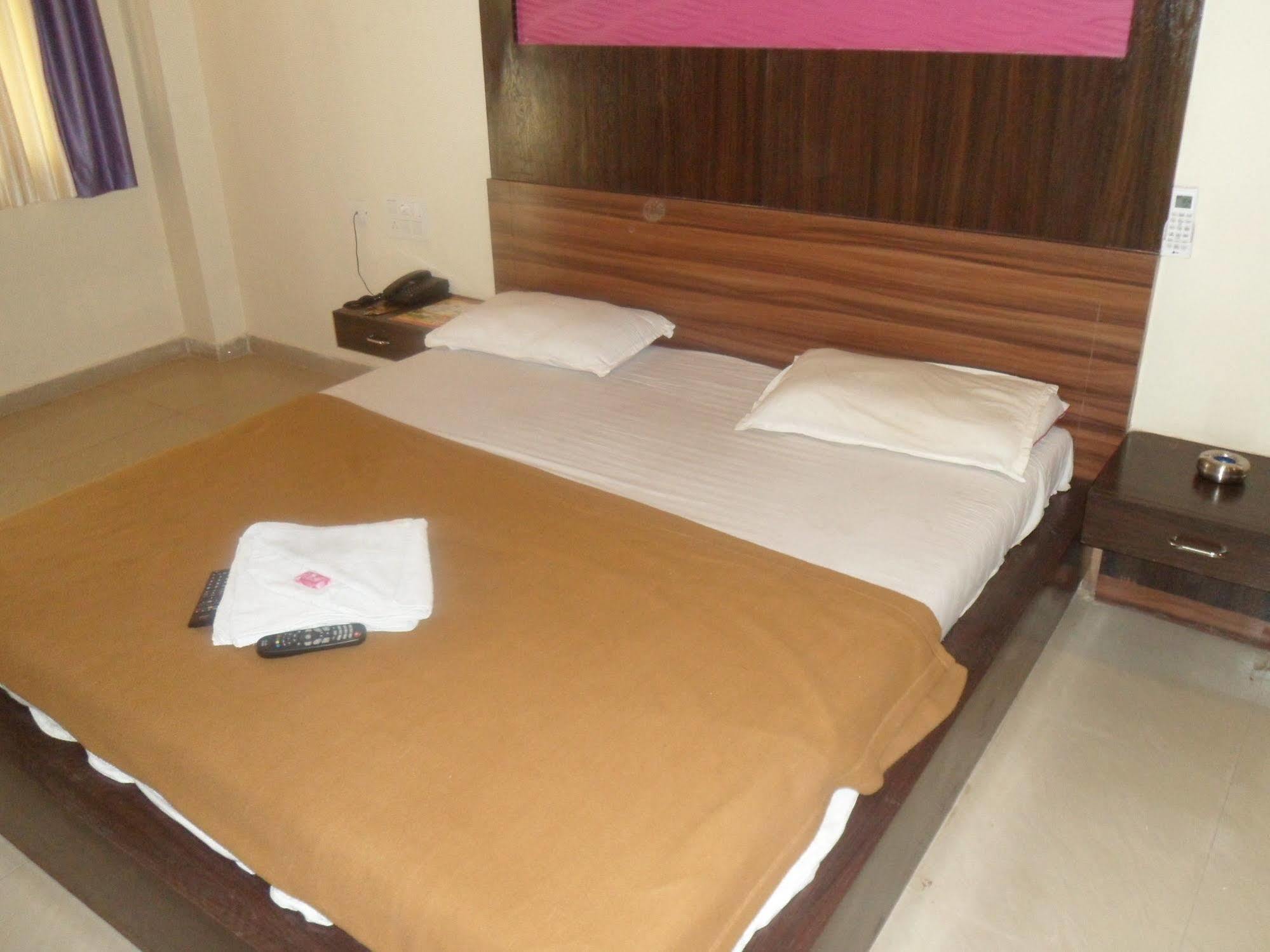 Hotel Canada Palace Batwa Ngoại thất bức ảnh