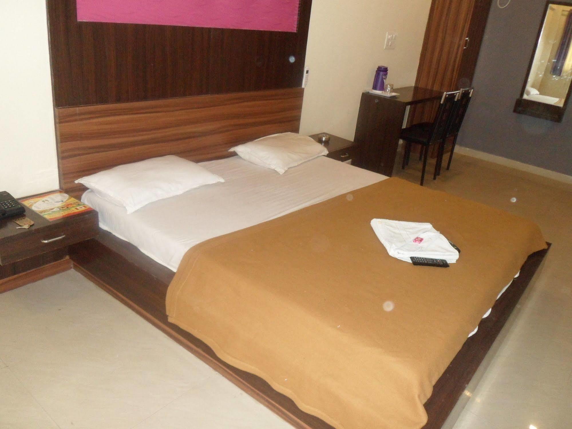 Hotel Canada Palace Batwa Ngoại thất bức ảnh